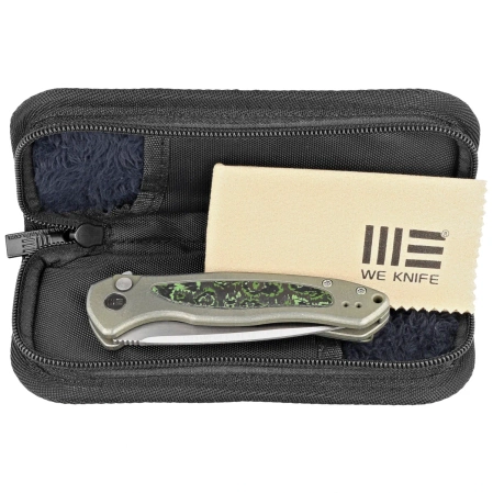 Nóż składany WE Knife Button Lock Kitefin LE No 110/157 Green Titanium/Jungle Wear Fat Carbon, Hand Polished Satin CPM 20CV (WE19002N-2)